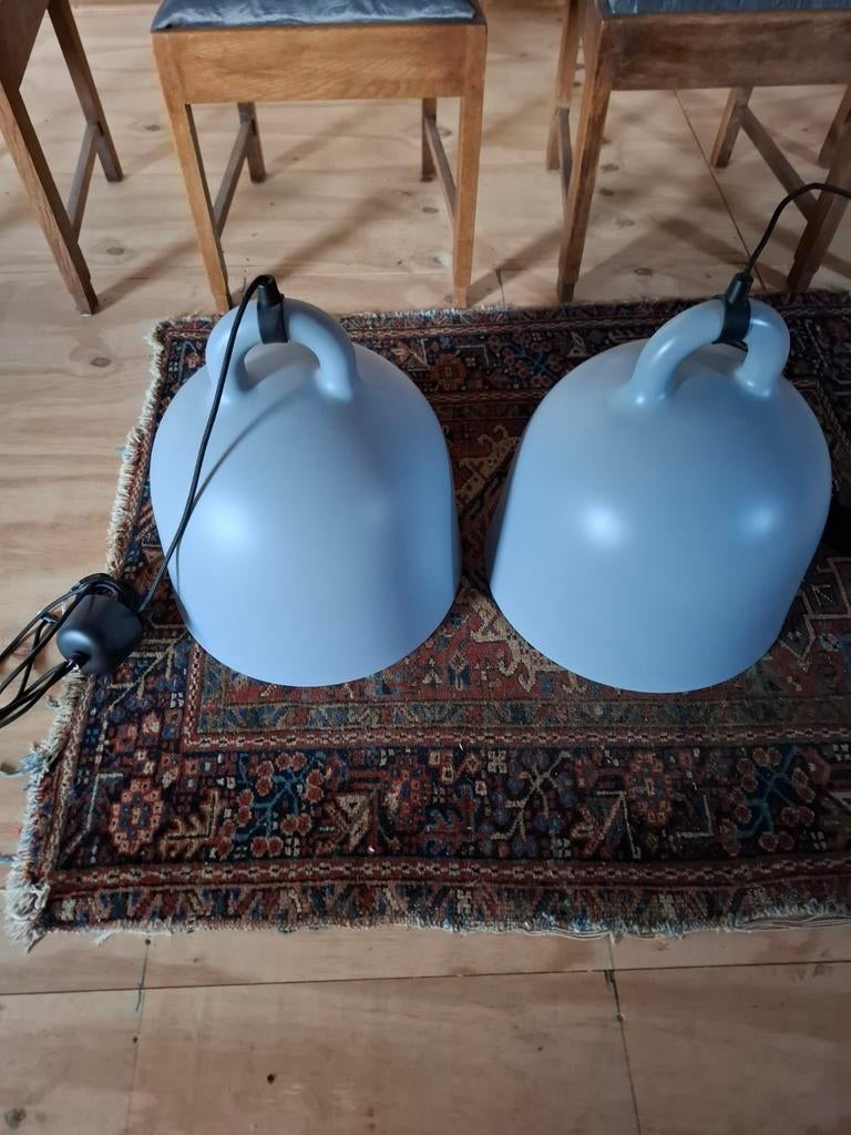 2x Normann Copenhagen Bell Medium grijs hanglamp, Ophalen, Zo goed als nieuw, 2x Normann Copenhagen Bell Medium grijs hanglamp