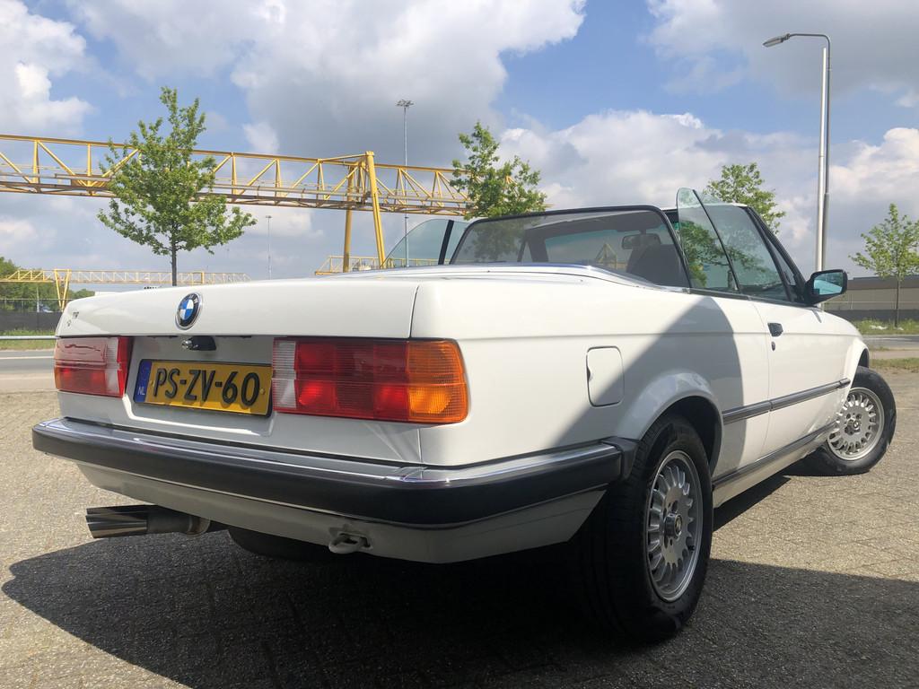 BMW 3-serie 325i E30 Cabriolet - volledig gerestaureerd en N, Automaat, Achterwielaandrijving, Zwart, 2494 cc