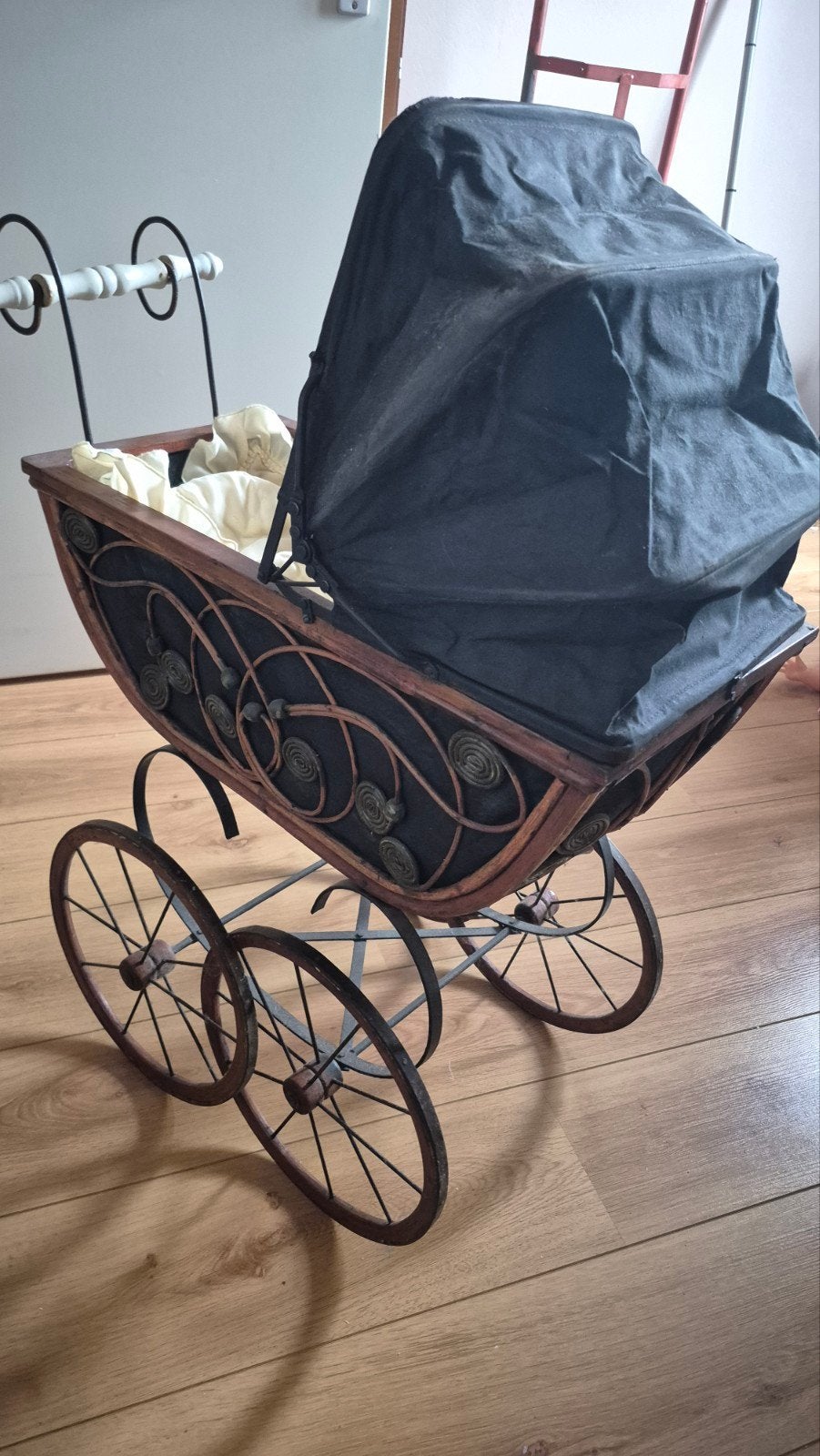 Antieke Poppenwagen - Decoratief en Charmant, Ophalen