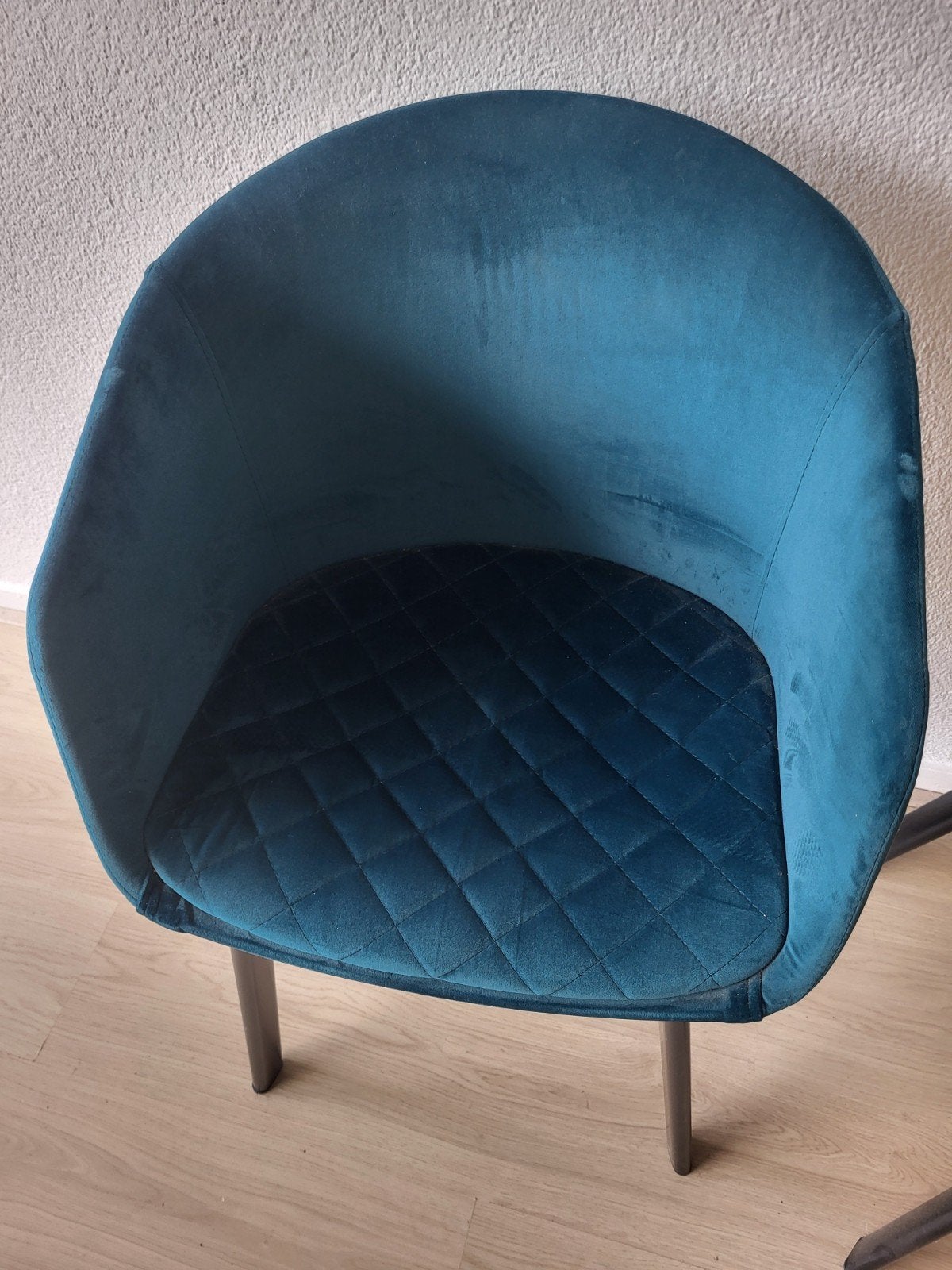 Set van 4 fluwelen eetkamerstoelen in blauw en okergeel, Huis en Inrichting, Stoelen, Gebruikt, Modern, Scandinavisch, Blauw, Ophalen of Verzenden