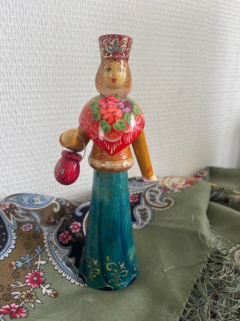 Handgeschilderde Russische pop 21 cm - Vintage decoratie, Verzamelen, Poppen, Ophalen of Verzenden, Gebruikt, Pop