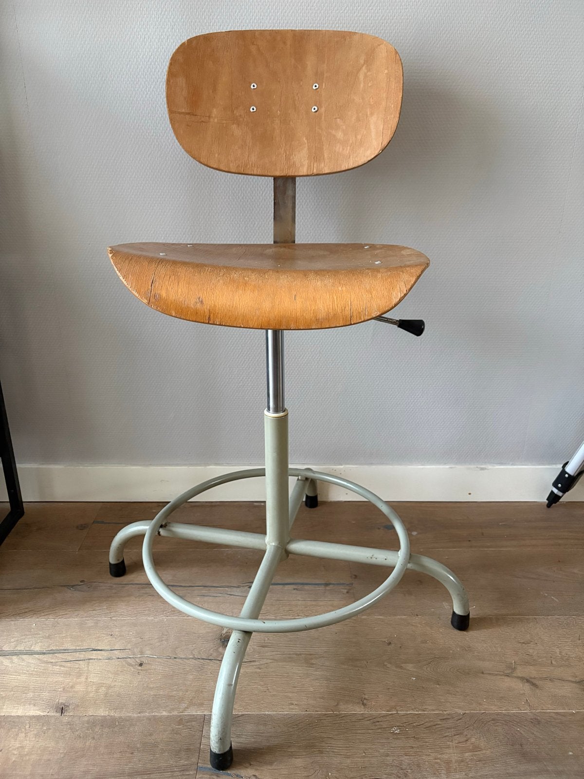 Set van 3 vintage krukken met houten zitting, Ophalen, In hoogte verstelbaar, Gebruikt, Hout