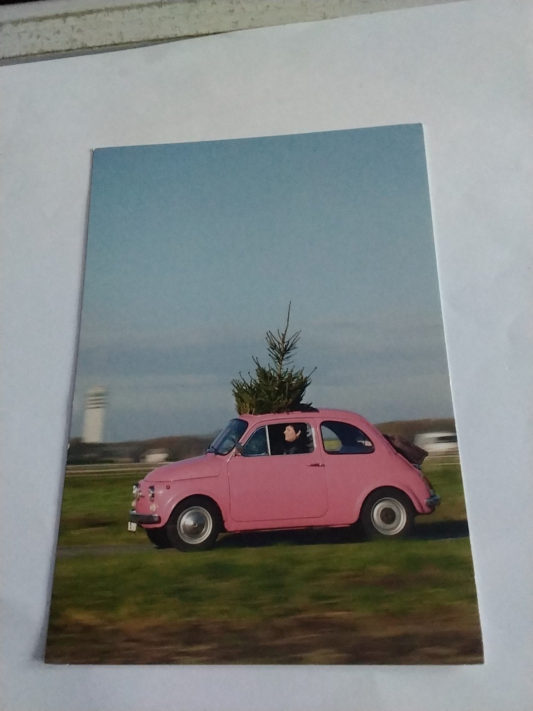 Roze Fiat 500 met Kerstboom - Marcel van den Bergh, Ophalen of Verzenden, 1980 tot heden, Ongelopen, Feest(dag)