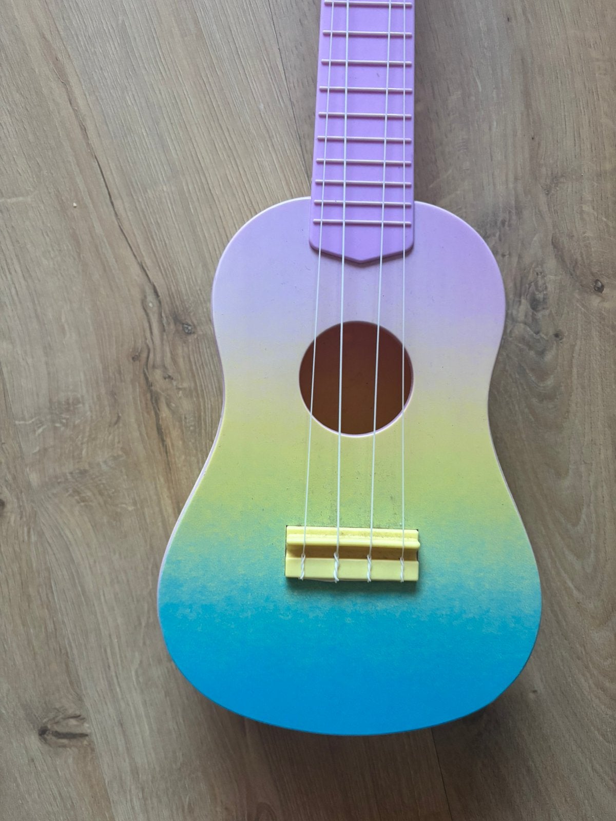 Speelgoed gitaar, leuke kleurtjes. ZGAN, Muziek en Instrumenten, Ophalen of Verzenden, Zo goed als nieuw, Klassieke of Spaanse gitaar