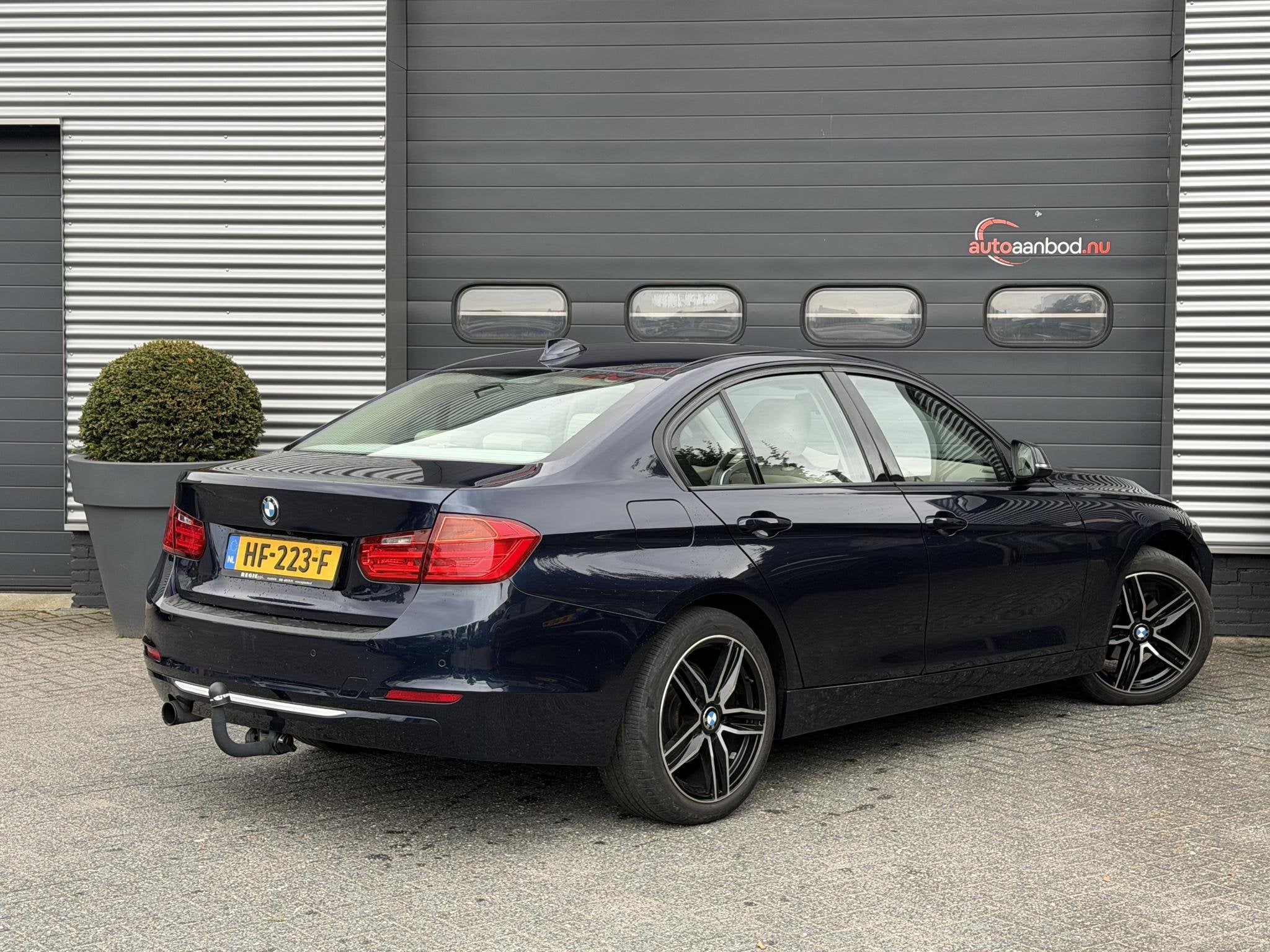 BMW 3-serie 320i High Executive | Camera | Navigatie | Leder, Gebruikt, Euro 6, Blauw, Handgeschakeld