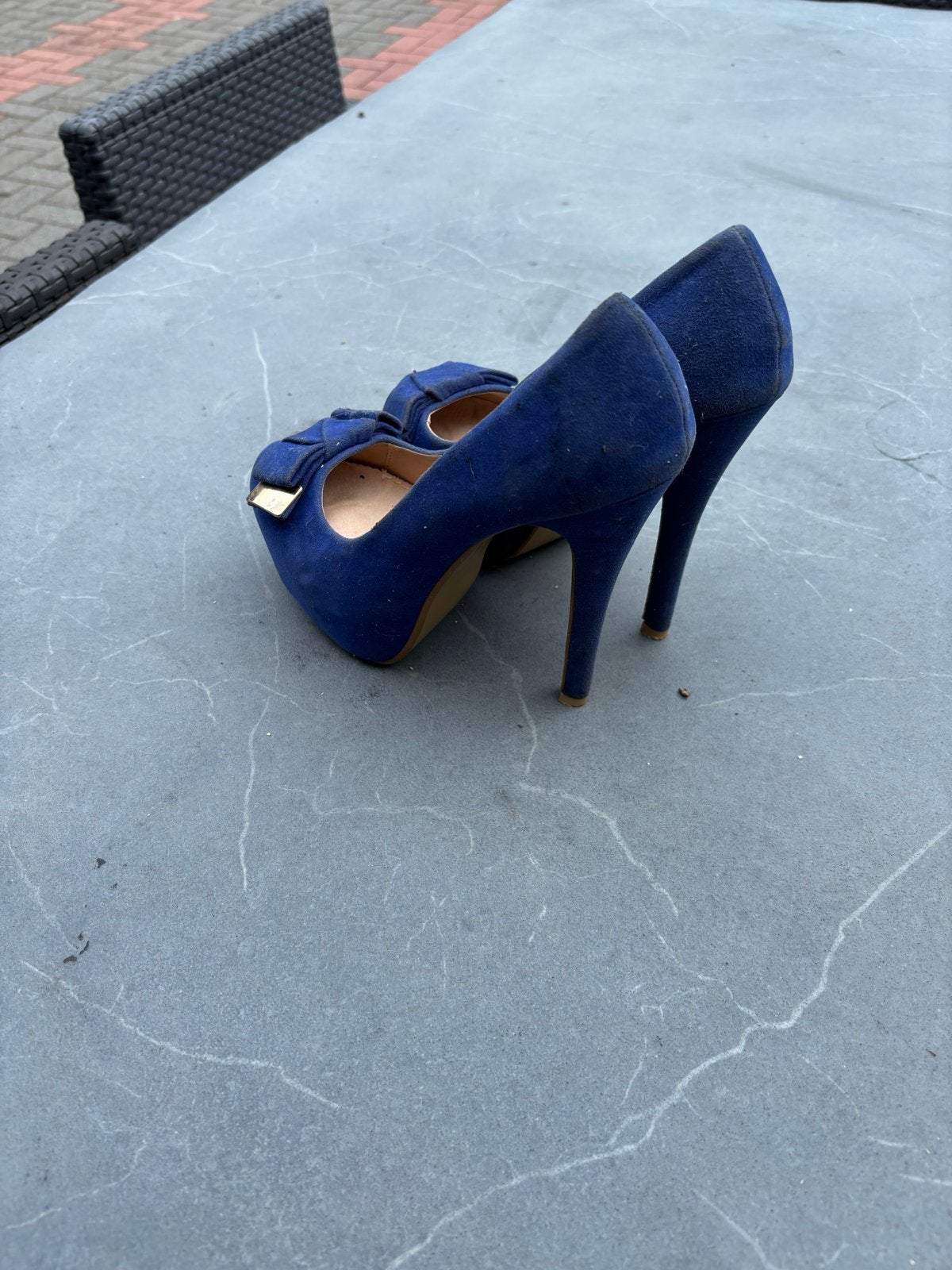 Blauwe suède pumps met strik - Maat 39, Kleding | Dames, Schoenen, Ophalen of Verzenden, Gedragen, Blauw, Pumps