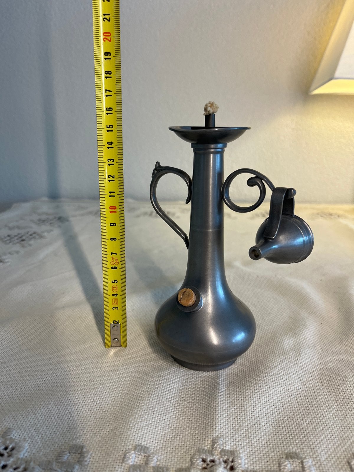 Tinnen olielamp met schenktuit, Ophalen