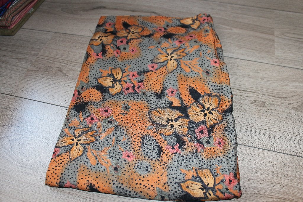 Coupon viscose stof zwart/grijs/oranje gebloemd #588, Overige materialen, 120 cm of meer, Zwart, Nieuw