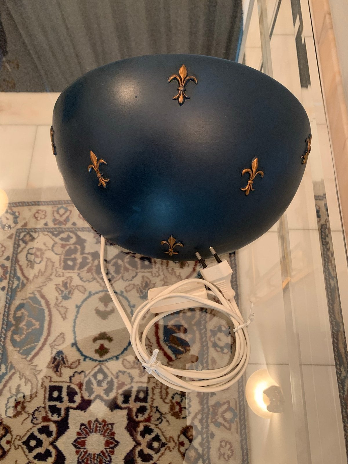 Donkerblauwe wandlamp met Franse lelie decoratie, Ophalen of Verzenden, Gebruikt, Blauw, Klassiek