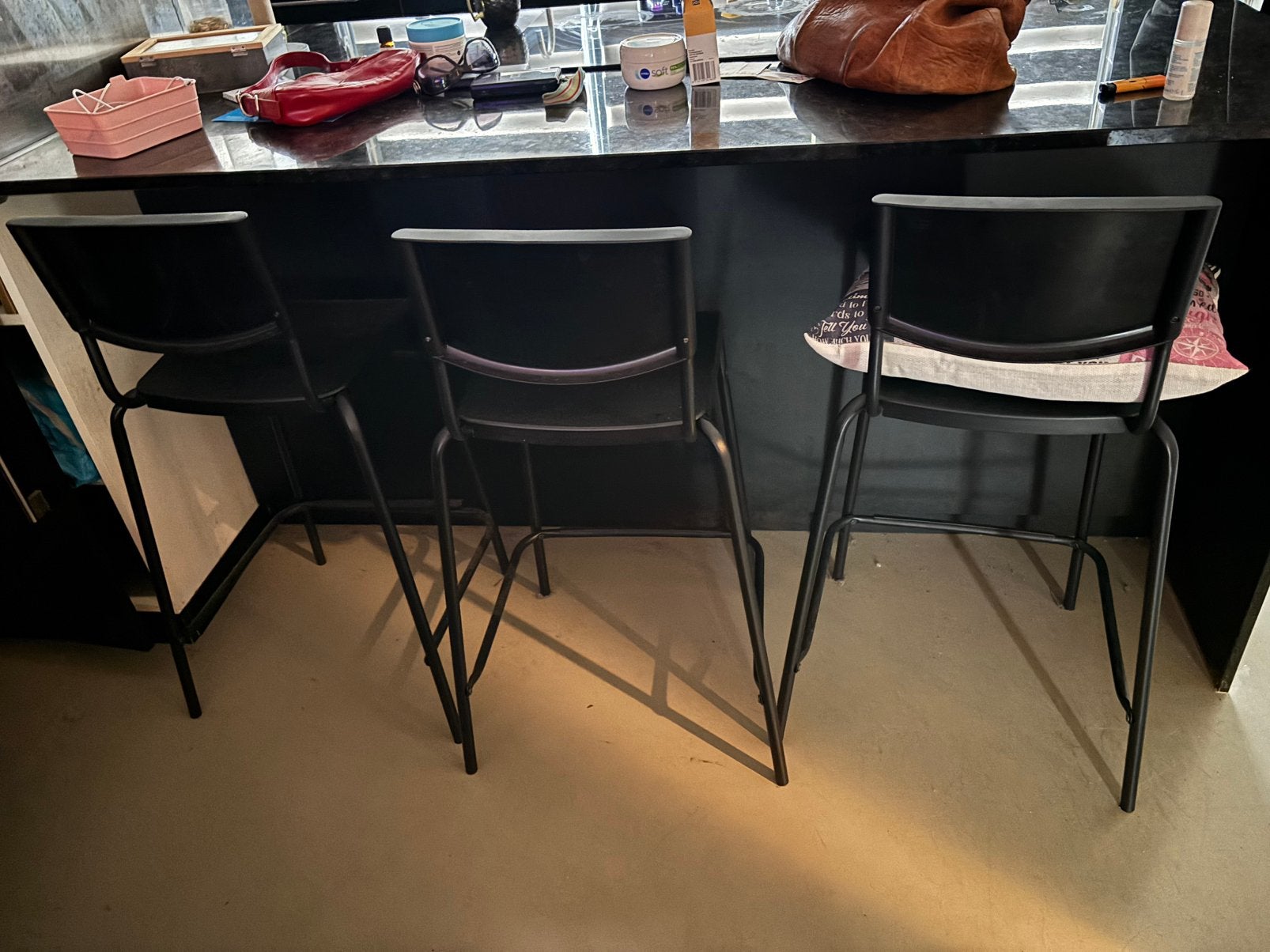 Zwarte barkrukken van IKEA, Huis en Inrichting, Barkrukken, 3 krukken, Ophalen, Zo goed als nieuw, 60 tot 90 cm