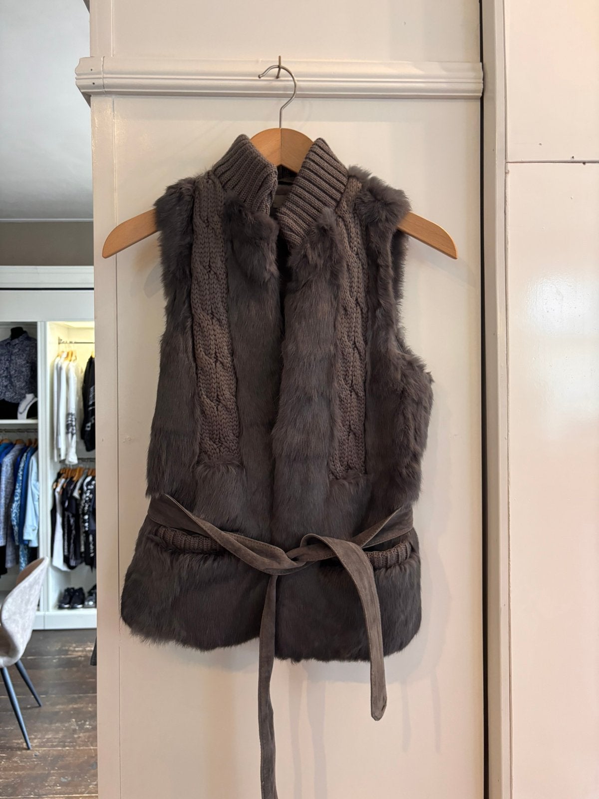 DNA Gilet | echt bont, Ophalen of Verzenden, Zo goed als nieuw, Maat 42/44 (L), Grijs