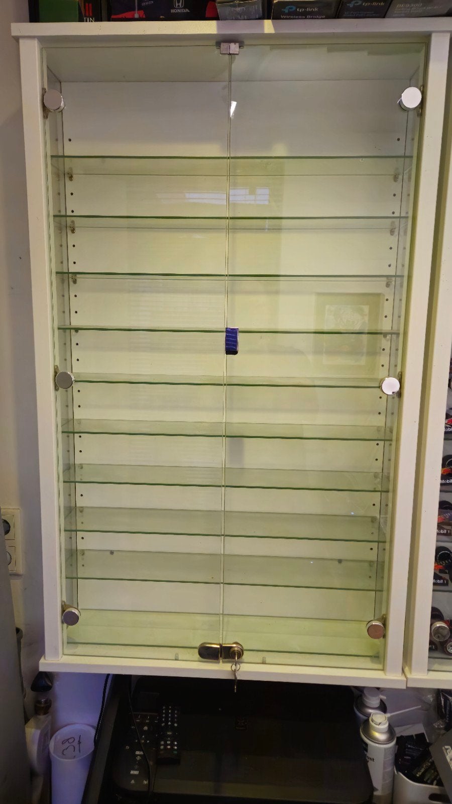 Glazen vitrinekast met slot en planken, Ophalen, Glas, 100 tot 150 cm, 50 tot 100 cm