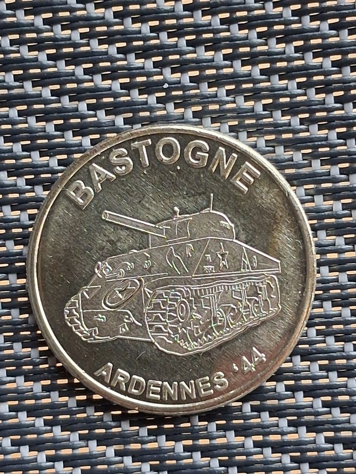 2 Herdenkingsmunten Ardennen Offensief  Bastogne, Verzamelen, Ophalen of Verzenden, Landmacht, Embleem of Badge