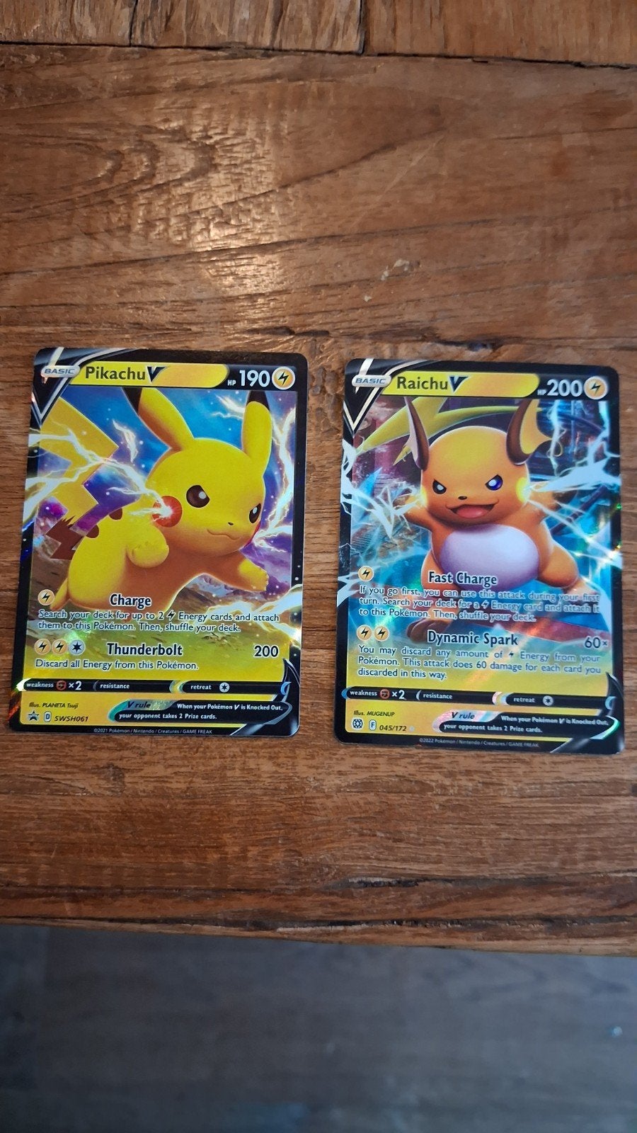 Pikachu V en Raichu V Pokémon kaarten, Ophalen of Verzenden, Zo goed als nieuw, Meerdere kaarten