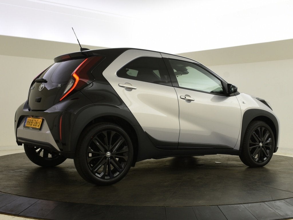 Toyota Aygo X 1.0 VVT-i S-CVT JBL Bi-Tone | Halfleer | PDC |, Auto's, Gebruikt, Euro 6, Overige kleuren, 4 stoelen