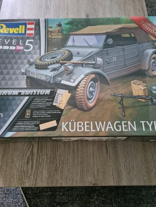 Revell Kübelwagen 1:9 Type 82 Platinum Edition + Boeken, Auto, Nieuw, Ophalen of Verzenden, 1:32 tot 1:50