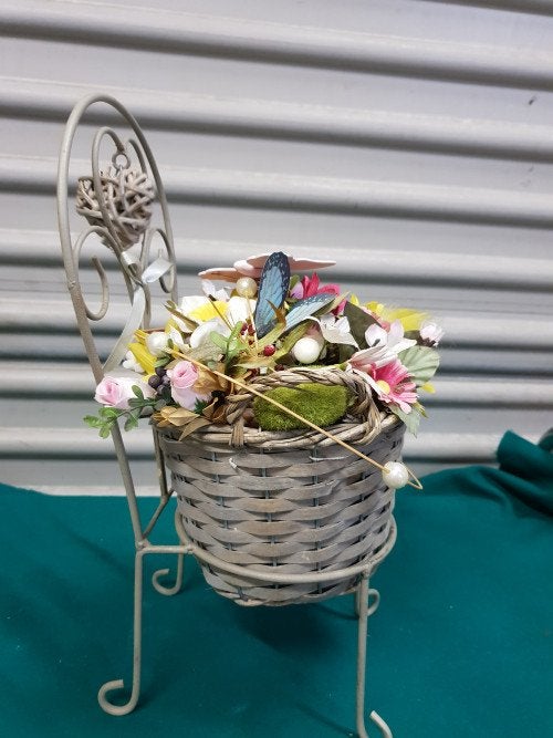 kunst bloemen mandje op stoel, Huis en Inrichting, Ophalen of Verzenden, 'T Olde Gre-j, Info@toldegrej.nl, Endepoelstraat 20f Didam