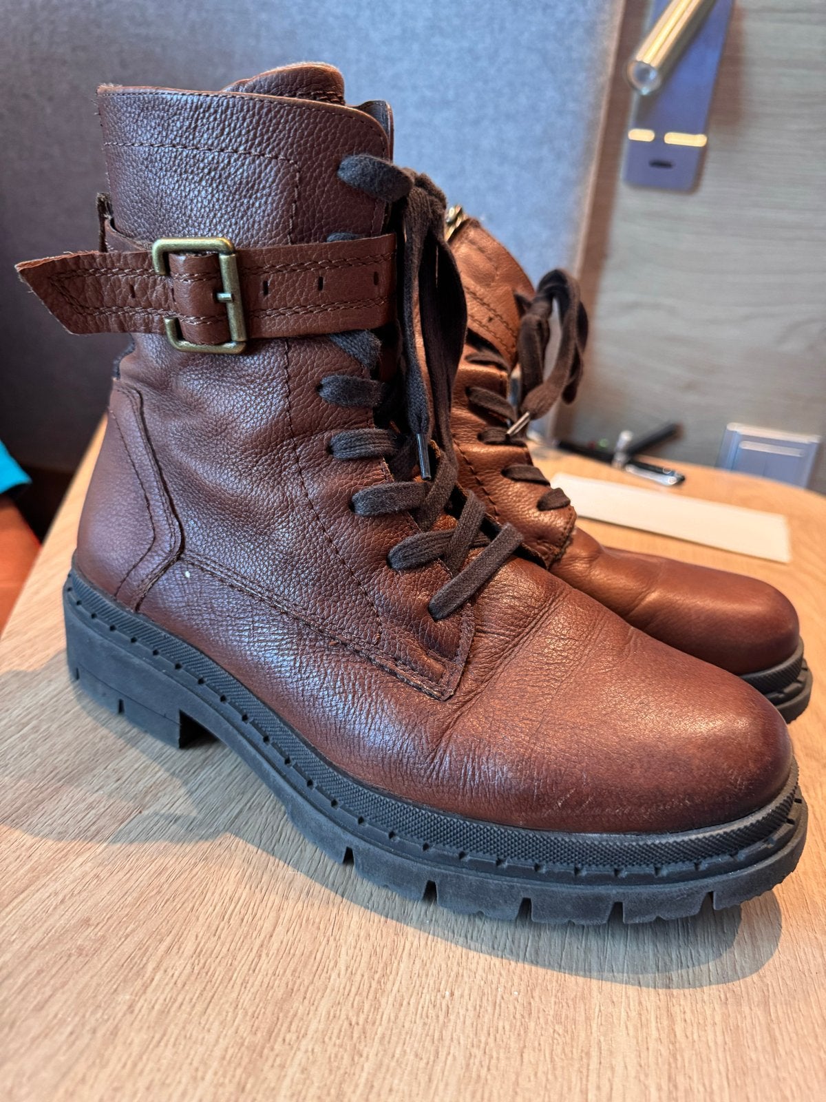 Bruine leren veterlaarzen met gesp, Kleding | Dames, Schoenen, Ophalen of Verzenden, Zo goed als nieuw, Bruin, Lage of Enkellaarzen