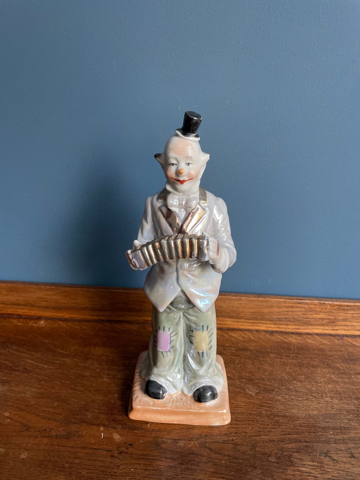 Vintage Porseleinen Clown Beeldje met Accordeon - 26cm, Verzamelen, Beelden en Beeldjes, Ophalen of Verzenden, Gebruikt, Mens