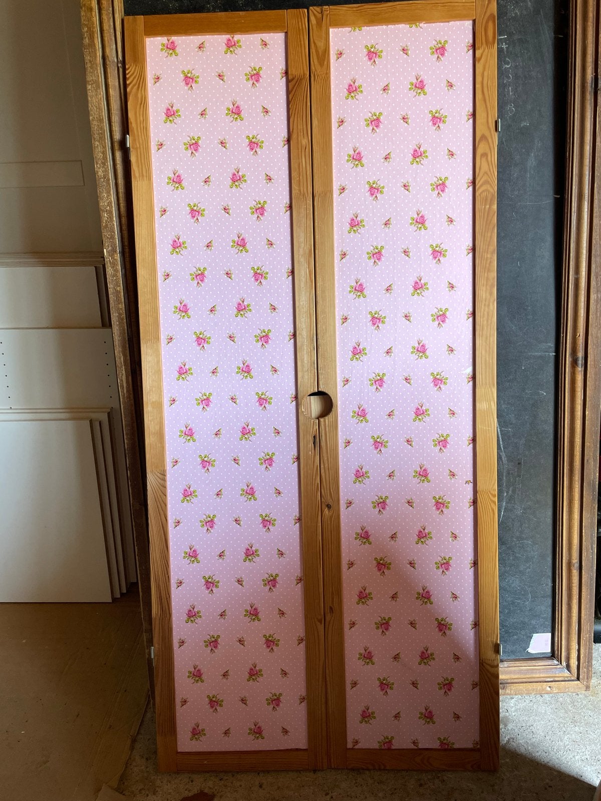 Grenen houten meidenkast op pootjes met magneetsluiting, Ophalen, Gebruikt, 50 tot 100 cm, 25 tot 50 cm