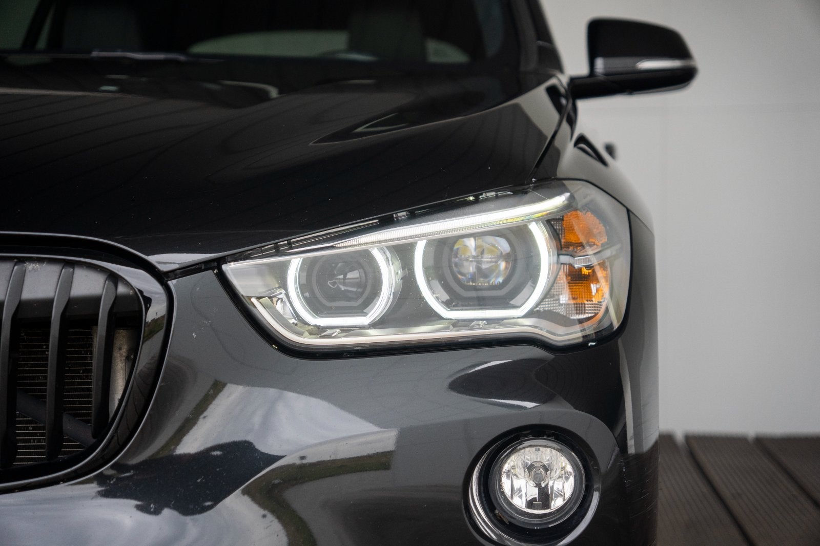 BMW X1 xDrive20i High Executive | Panoramadak | Head-Up Disp, 1998 cc, Gebruikt, 2000 kg, Zwart