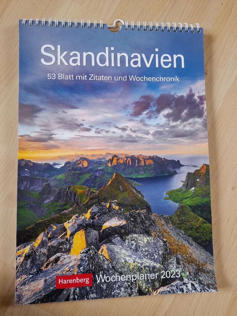 KALENDER SCANDINAVIE MET 53 KLEURENPLATEN 2019, 2022, 2023,, Ophalen of Verzenden, Zo goed als nieuw