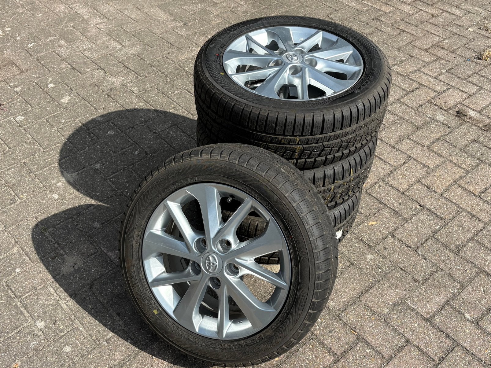 Toyota velgen set + banden, Ophalen, 16 inch, Banden en Velgen, 205 mm