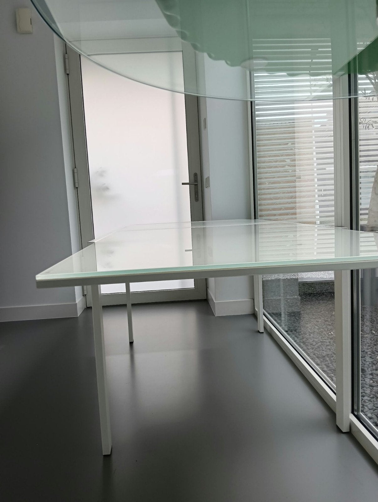 Foto 6 van Calligaris uitschuifbare eettafel met melkglas blad