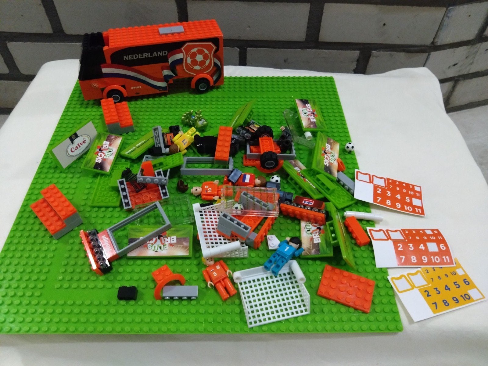 PLUS Bricks Spelersbus Nederland met bouwplaat, Ophalen of Verzenden, Gebruikt, Overige merken