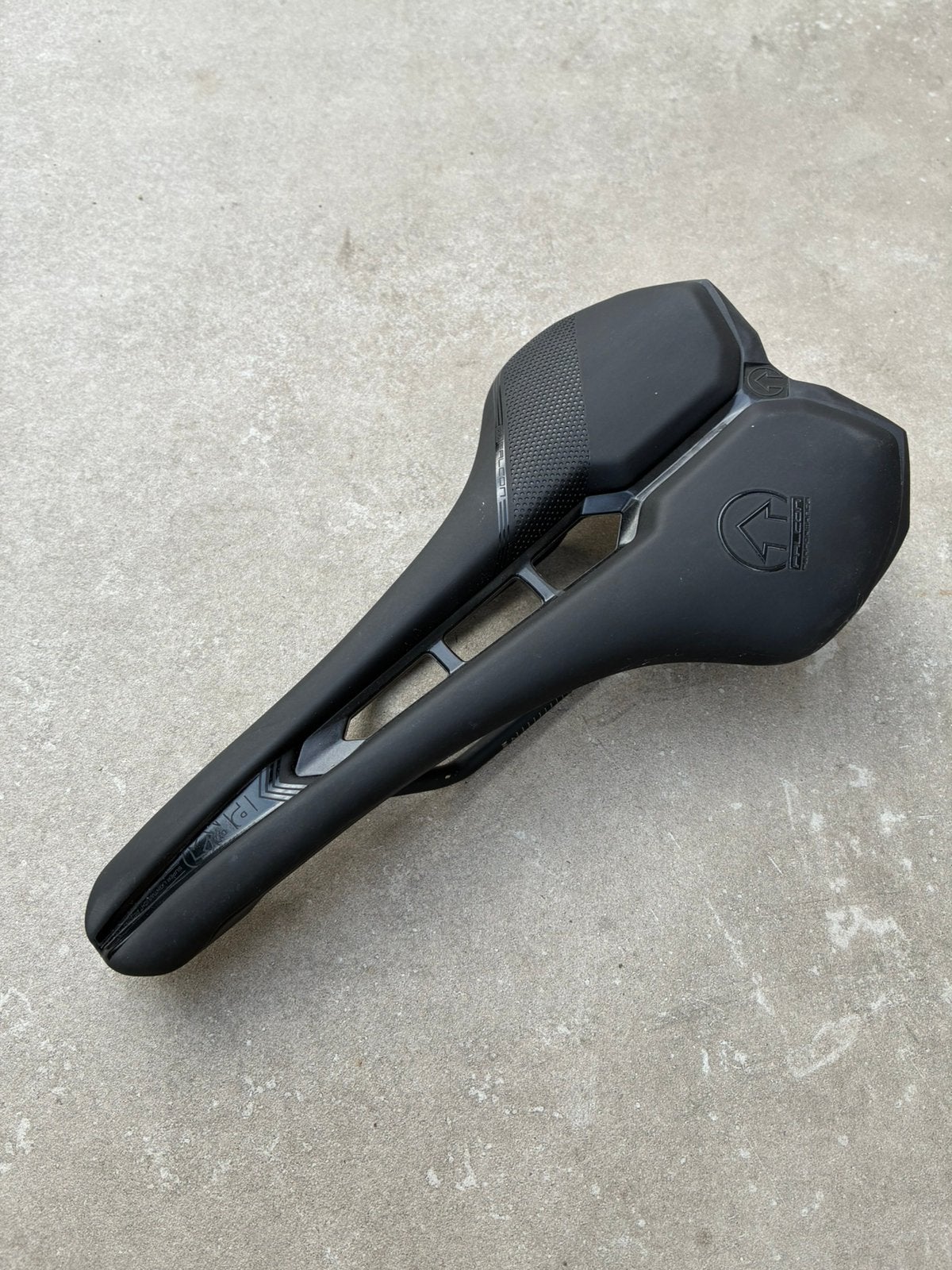 Pro zadel (Pro Falcon Performance) 142mm, Ophalen of Verzenden, Zo goed als nieuw, Zadel, Leer