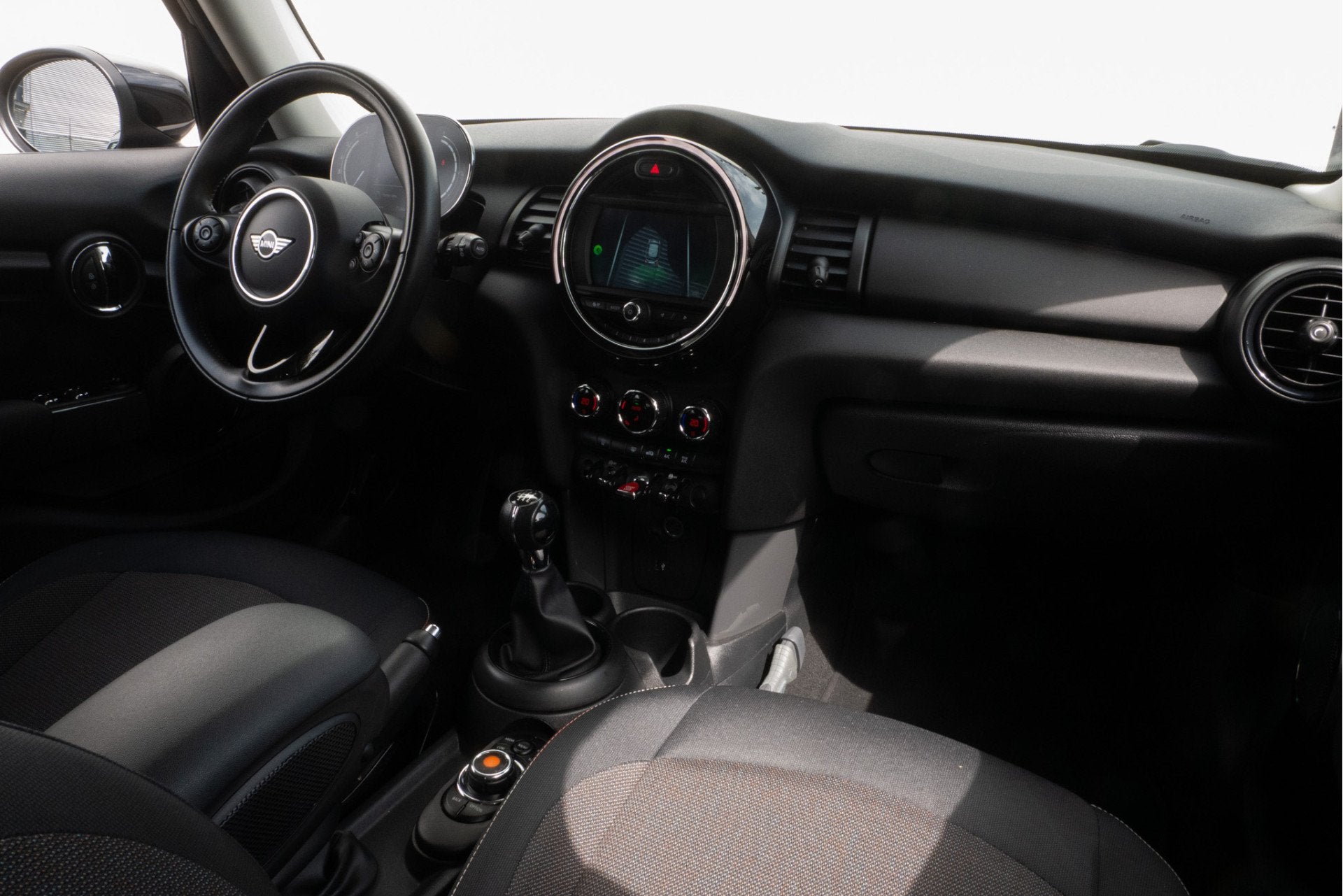 MINI Mini 1.5 Business Edition Navigatie/ Climate control/ A, Auto's, Mini, Voorwielaandrijving, Stof, Gebruikt, Met garantie (alle)