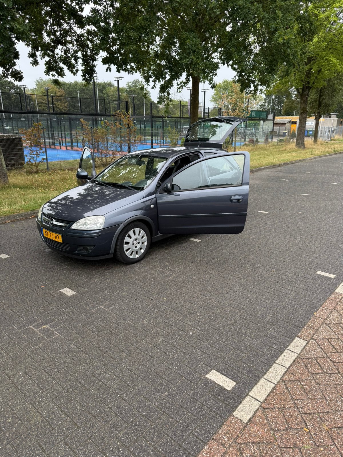 Opel Corsa 1.2 16V Twinport 3D 2006 Grijs, Auto's, Voorwielaandrijving, 450 kg, 31 €/maand, 4 cilinders