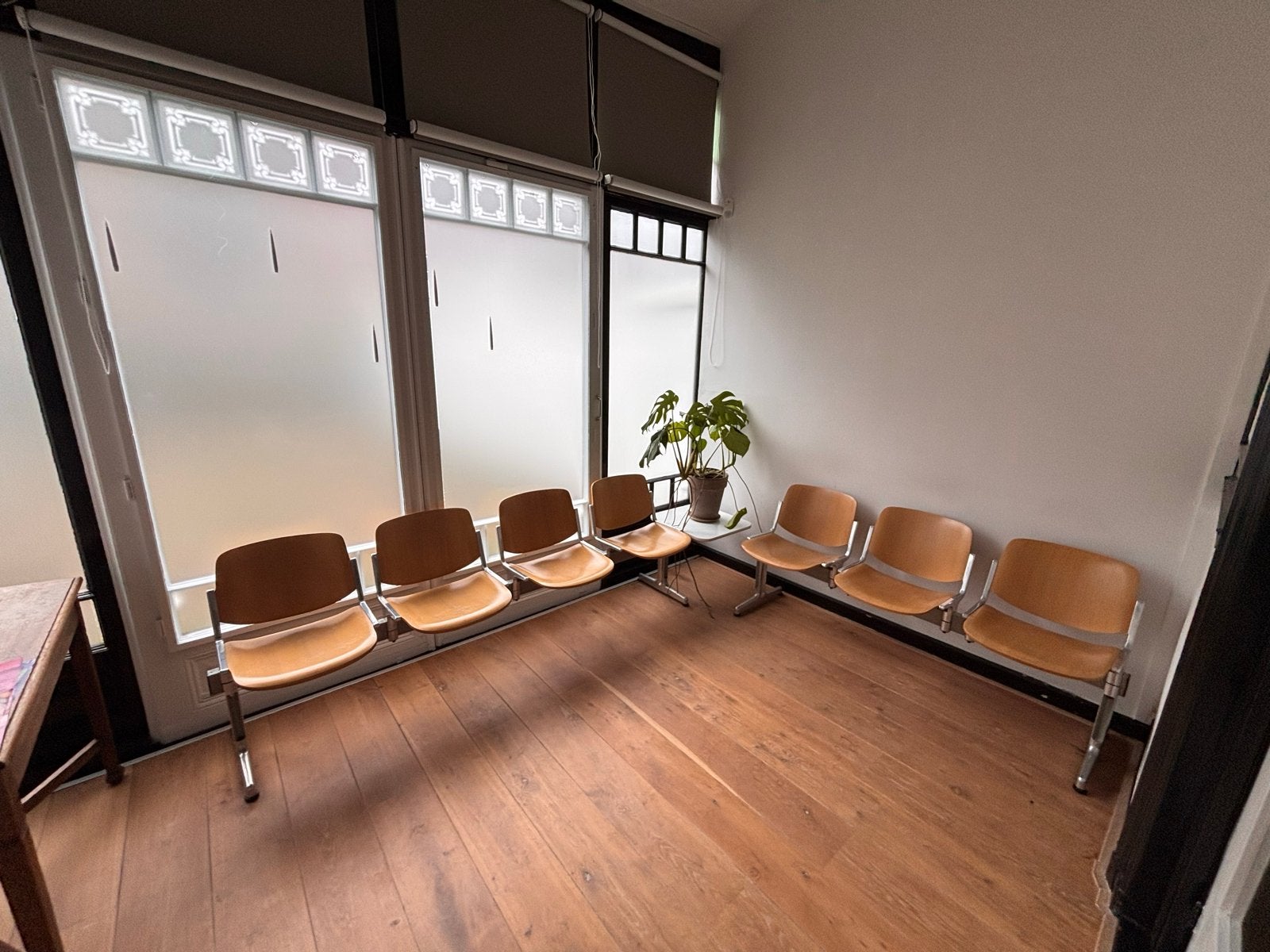 7 vintage houten (wachtkamer) stoelen met metalen frame, Ophalen, Gebruikt, Bruin, Vijf, Zes of meer stoelen
