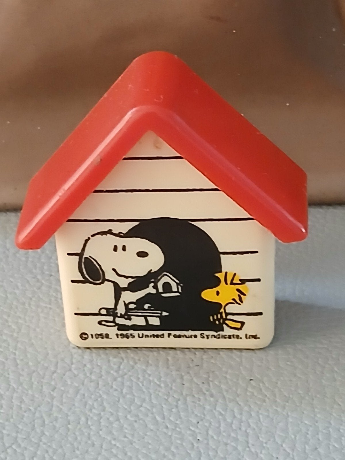 Vintage Peanuts Snoopy puntenslijper - hondenhok rood-wit, Ophalen of Verzenden, Gebruikt