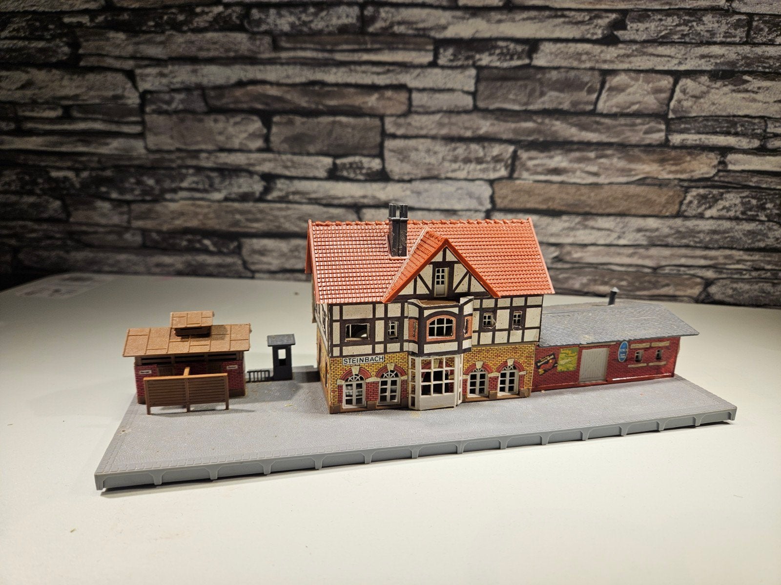 Station stationsgebouw bahnhof N spoor modeltrein 1:160, Hobby en Vrije tijd, Modeltreinen | N-Spoor, Overige merken, Gebruikt