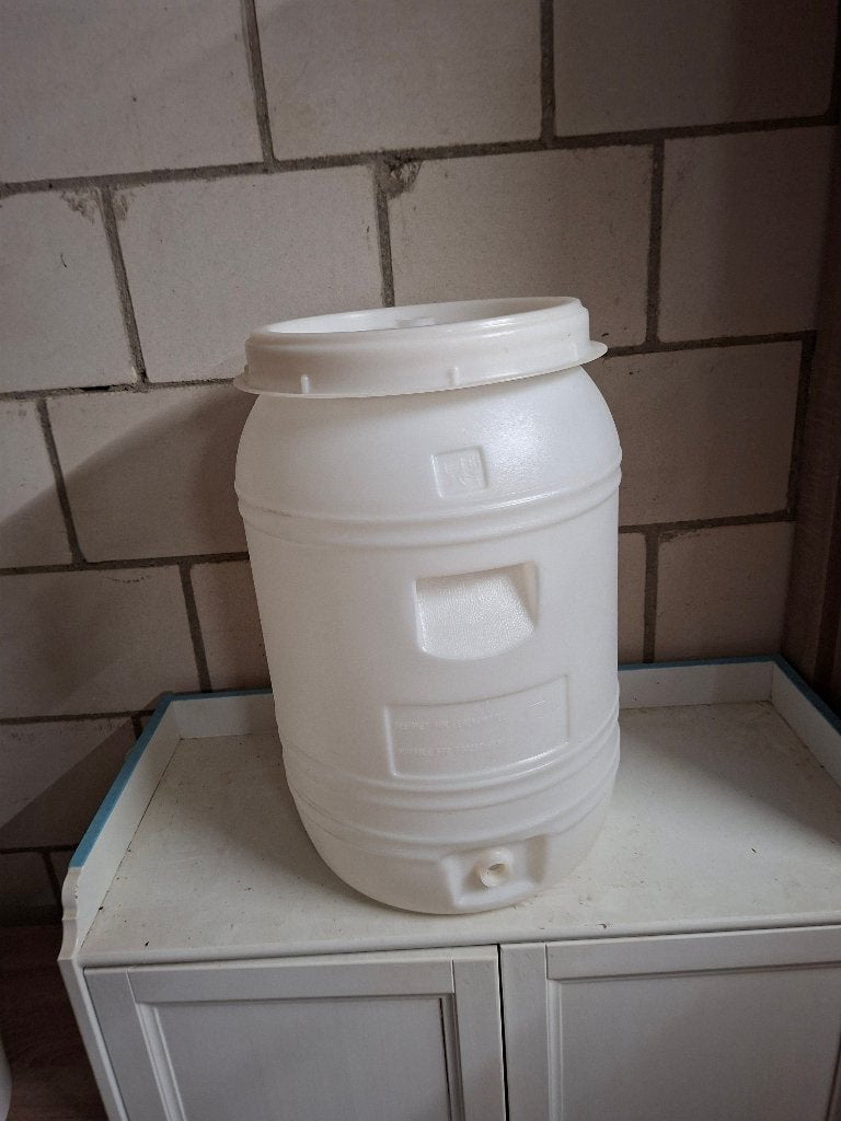 Vat plastic rond met waterslot en kraan, 60L vergisting vat, Ophalen, Zo goed als nieuw