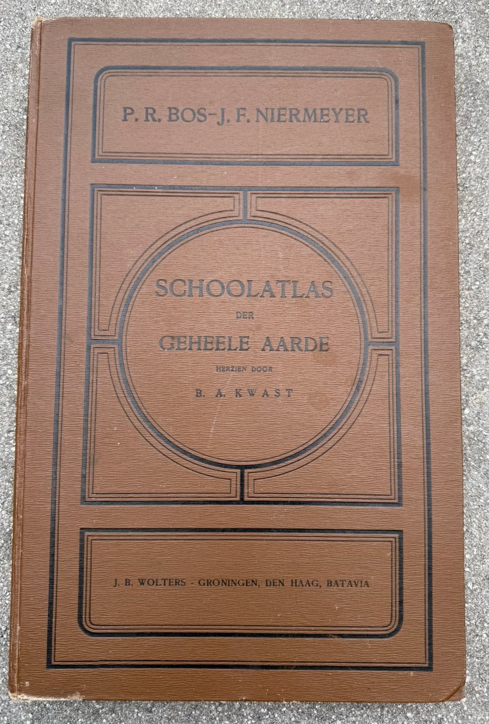 Schoolatlas der gehele aarde uit 1932, Gelezen, Bosatlas, Ophalen of Verzenden, 1800 tot 2000