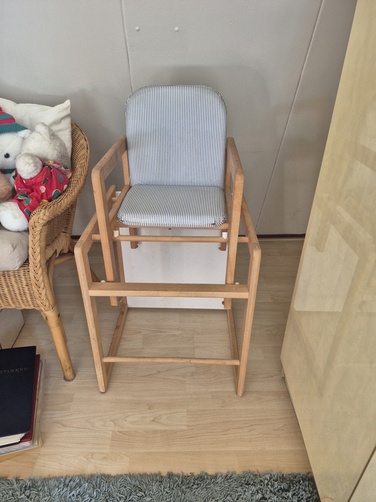 Houten meegroeistoel met tafelblad en kussen, Ophalen, Gebruikt, Meegroeistoel, Aanschuifbaar