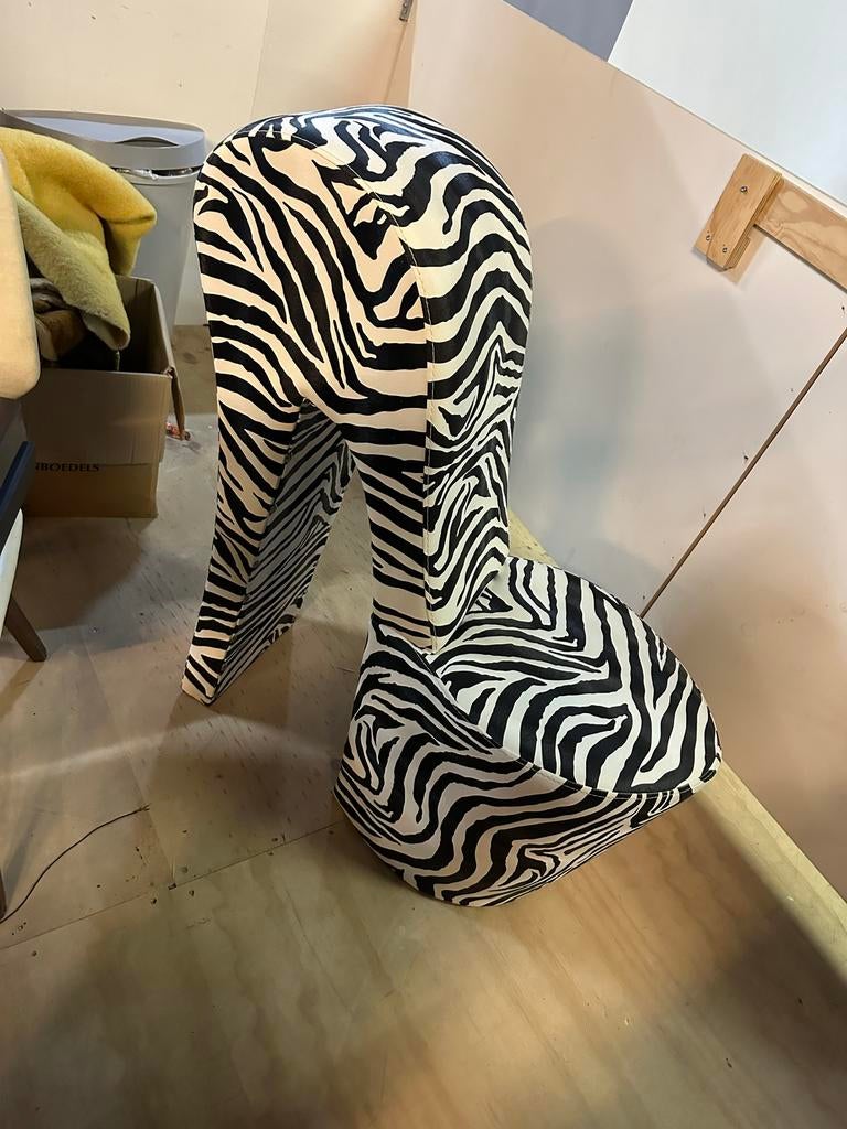 Unieke Zebra Hakschoen Stoel - Blikvanger Interieur, Huis en Inrichting, Stoelen, Zwart, Ophalen of Verzenden, Zo goed als nieuw