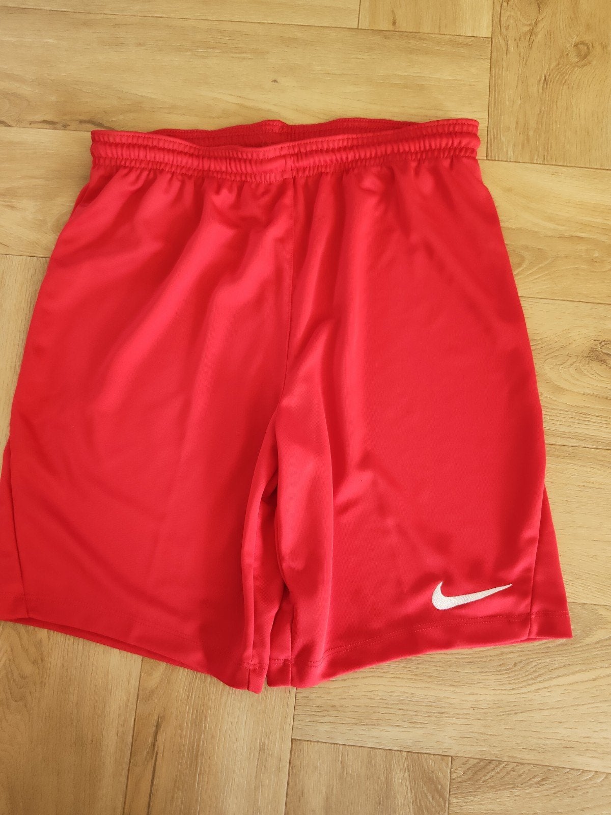 Nike Dri-FIT Voetbalbroekje Rood Maat 147-158 CM, Kinderen en Baby's, Kinderkleding | Maat 158, Ophalen of Verzenden, Zo goed als nieuw