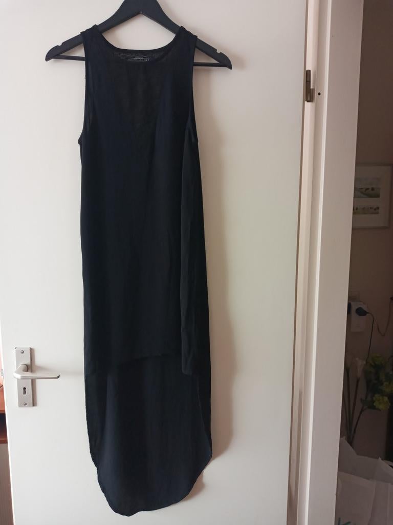 36/38 aparte jurk zwart met lengteverschil sleep gazige hals, Zwart, Ophalen of Verzenden, Zo goed als nieuw, Maat 36 (S)