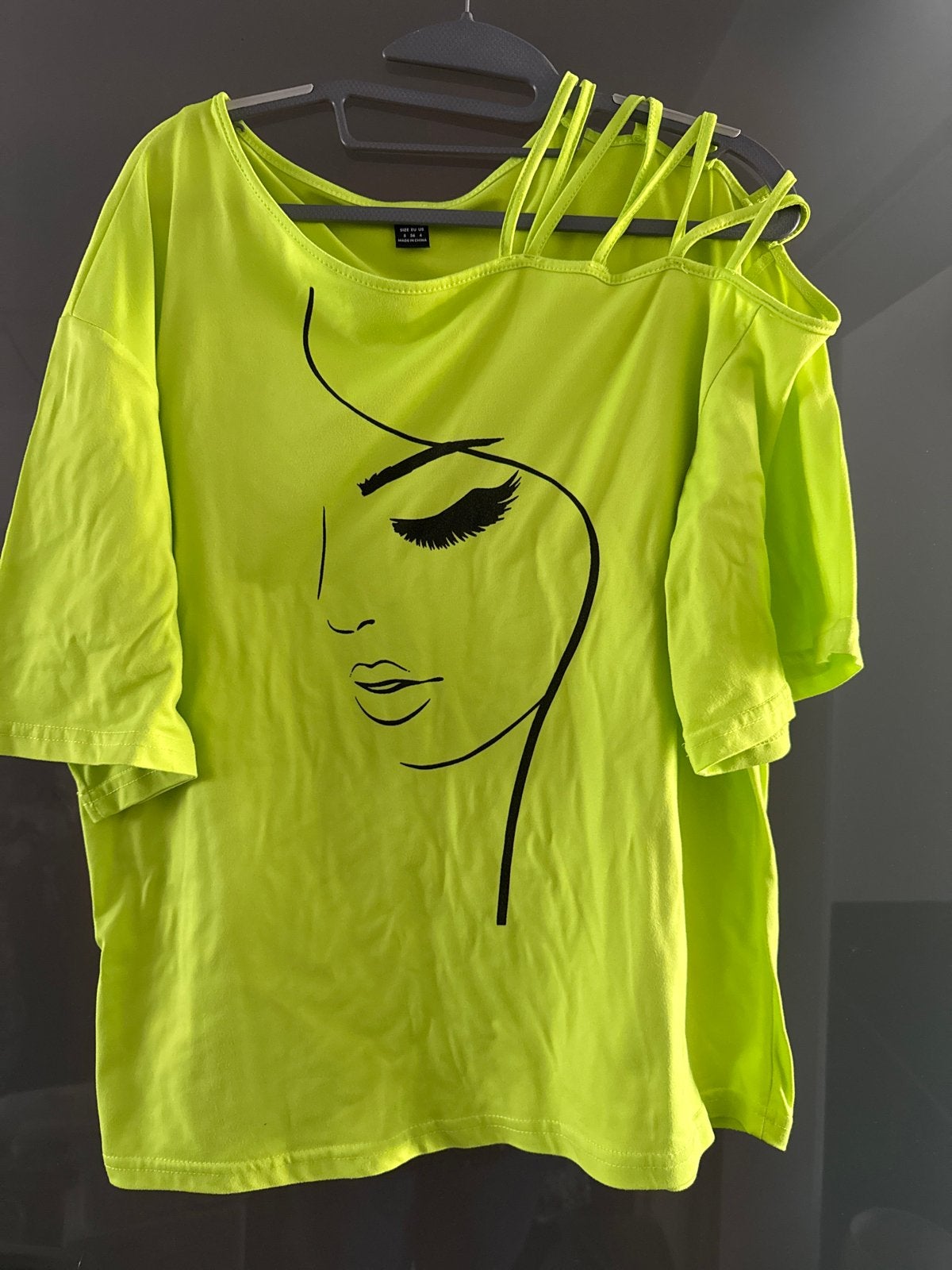 Neon Groen T-shirt met Gezicht Print en Open Schouders, Maat 38/40 (M), Verzenden, Zo goed als nieuw, Korte mouw