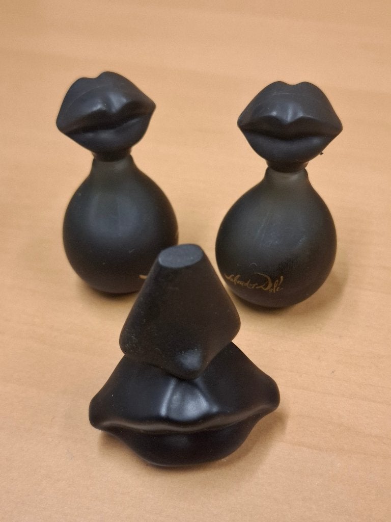 3 Salvador Dalí parfumminiaturen – gevuld – zwarte flesjes, Ophalen of Verzenden, Gebruikt, Miniatuur, Gevuld