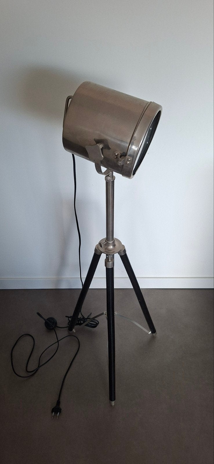 Stoere Industriële Tripod Vloerlamp / Studio Spot – Maisons, Huis en Inrichting, Lampen | Vloerlampen, Ophalen of Verzenden, Hout