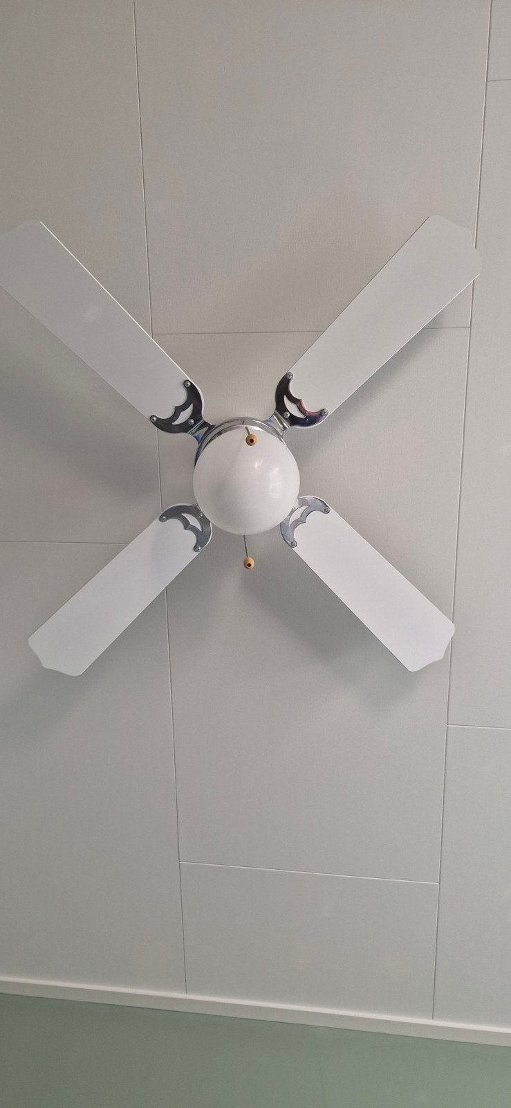 Witte plafondventilator met 4 bladen, Witgoed en Apparatuur, Ventilatoren, Ophalen of Verzenden, Zo goed als nieuw