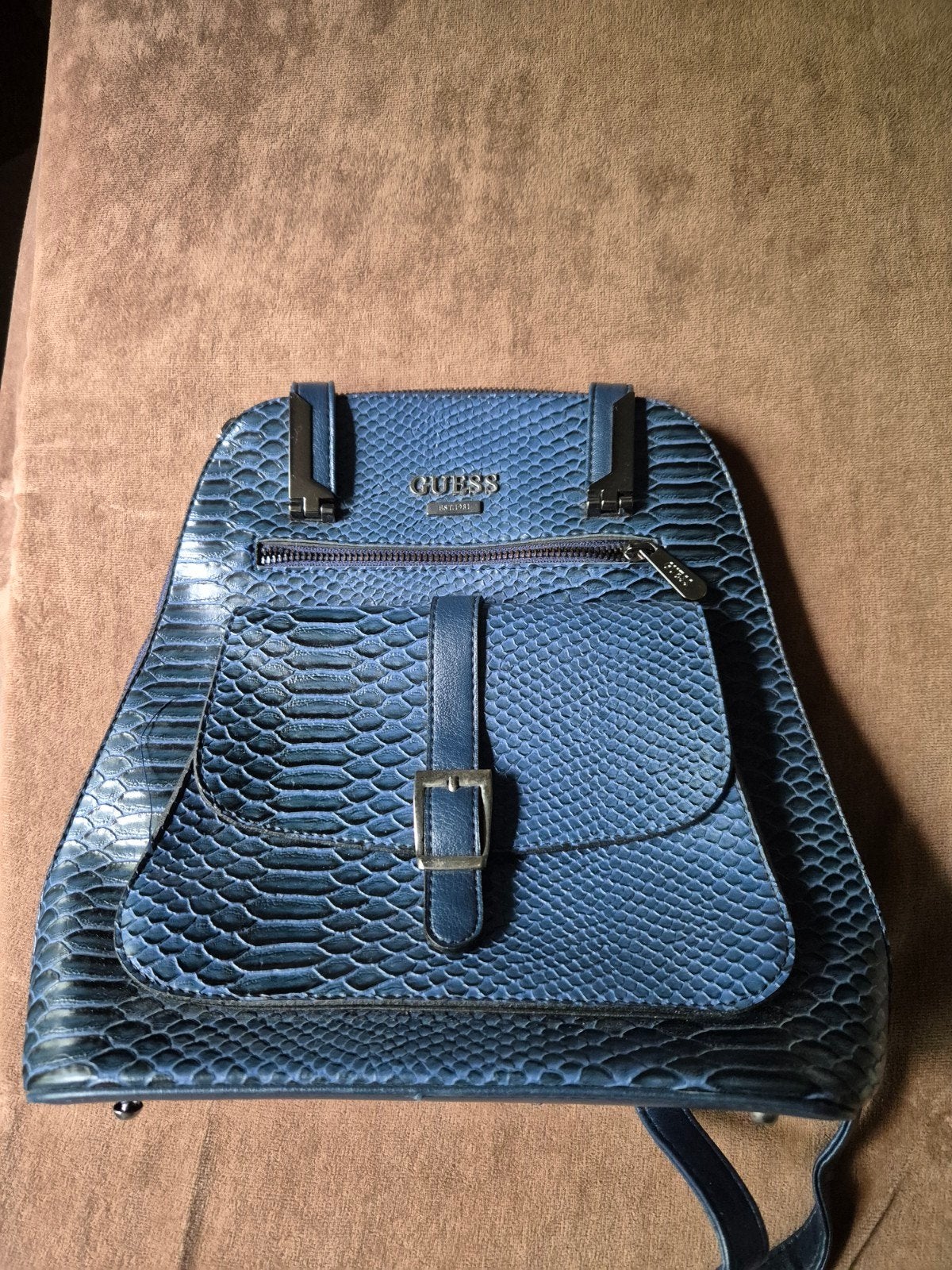 Guess rugzak met slangenprint - Zo goed als nieuw, Sieraden, Tassen en Uiterlijk, Tassen | Rugtassen, Overige merken, 25 tot 40 cm