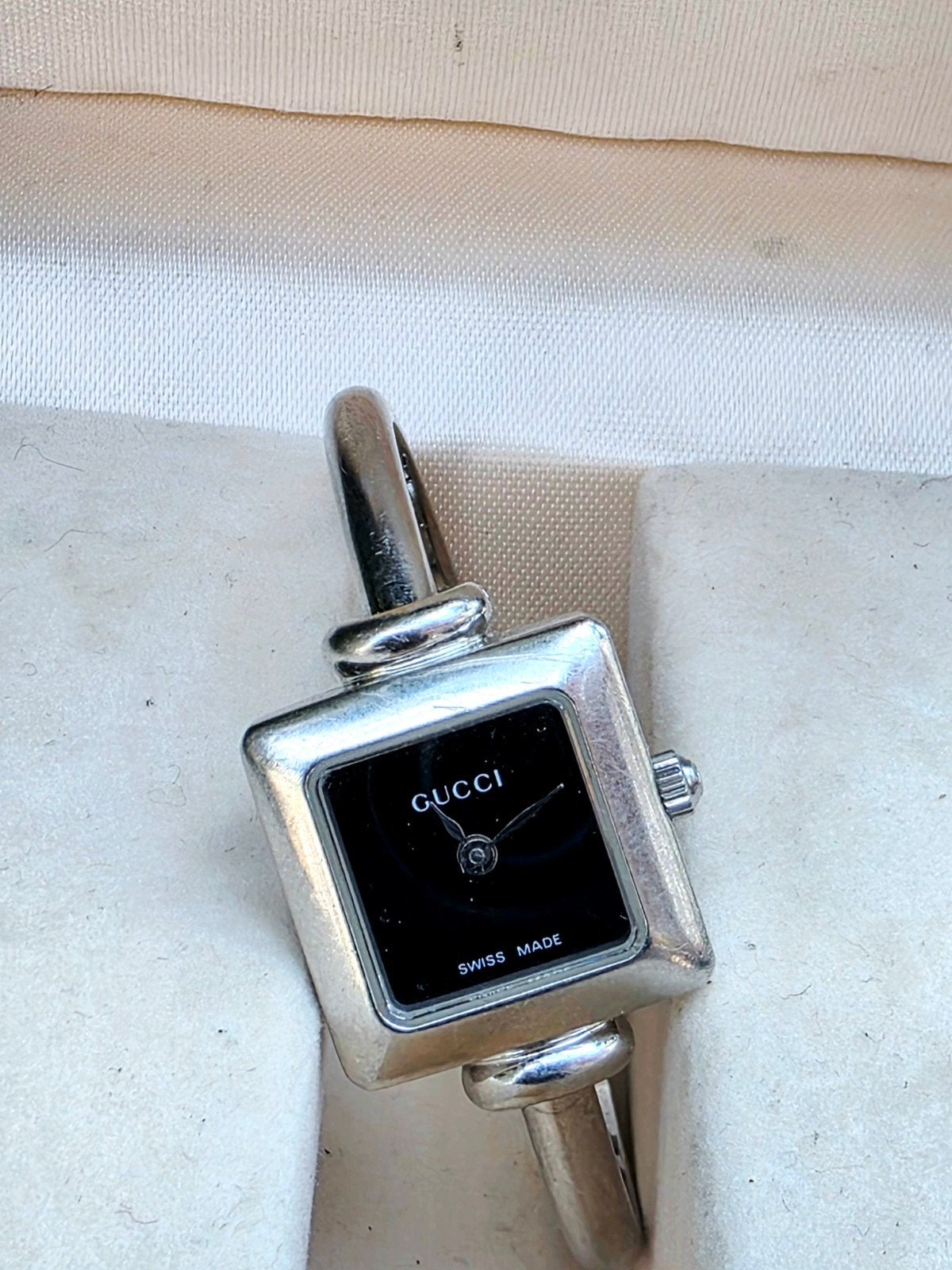 7877: Vintage Gucci 1900L Bangle Watch - Dameshorloge, Sieraden, Tassen en Uiterlijk, Overige merken, Staal, Gebruikt, Staal