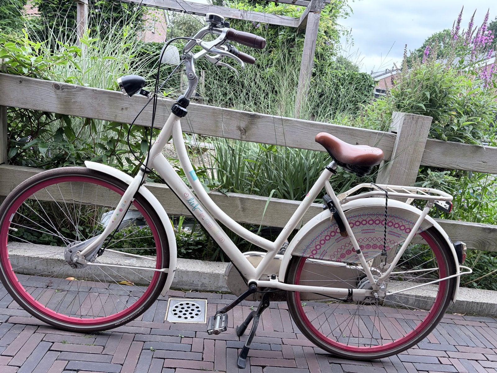 Mooie witte damesfiets met roze accenten, Fietsen en Brommers, Fietsen | Dames | Damesfietsen, Velgrem, 50 tot 53 cm, Ophalen