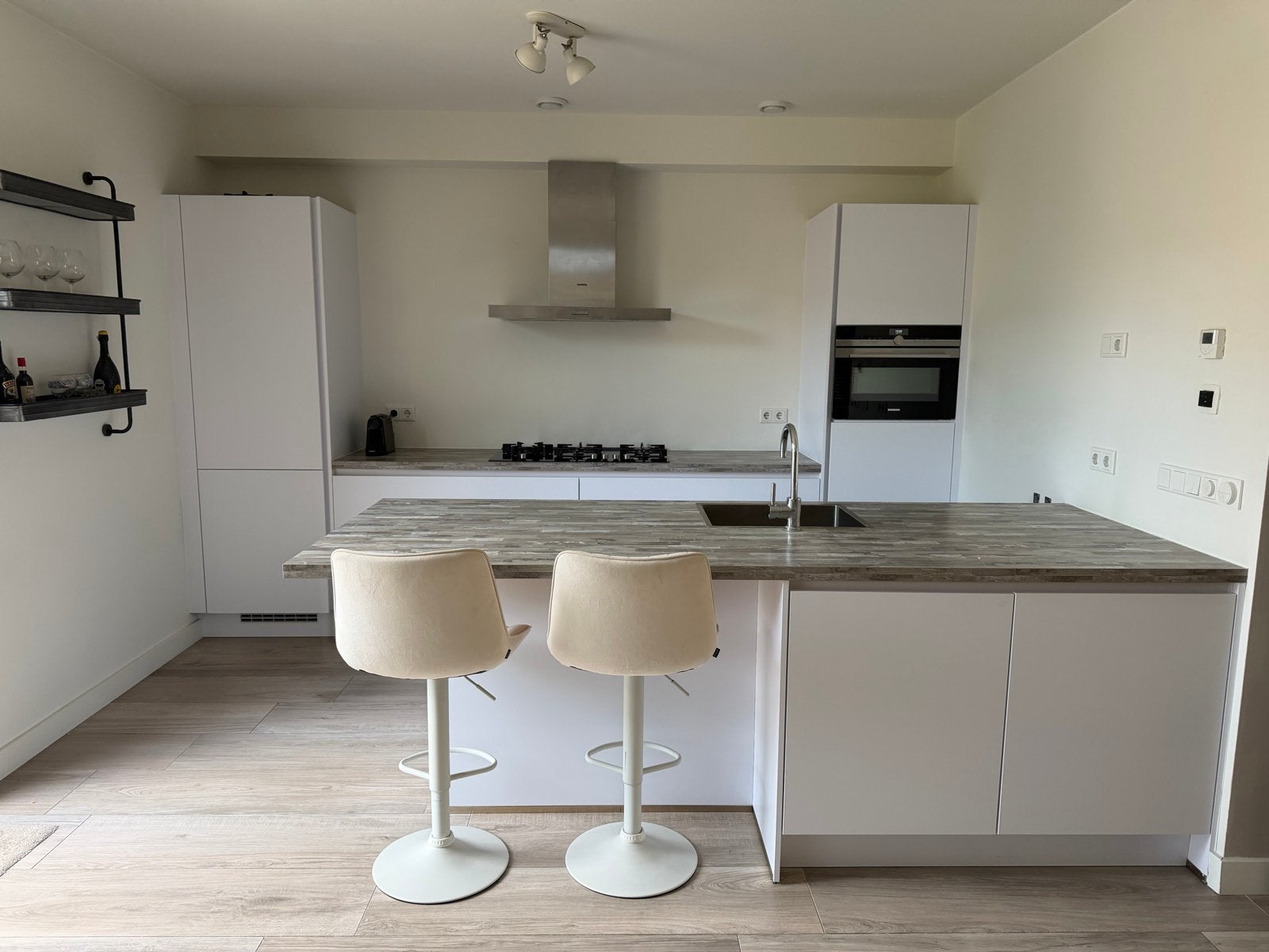 Complete Nobilia keuken met Siemens apparatuur (zonder oven), Gebruikt, Wit, Ophalen of Verzenden, Greeploos