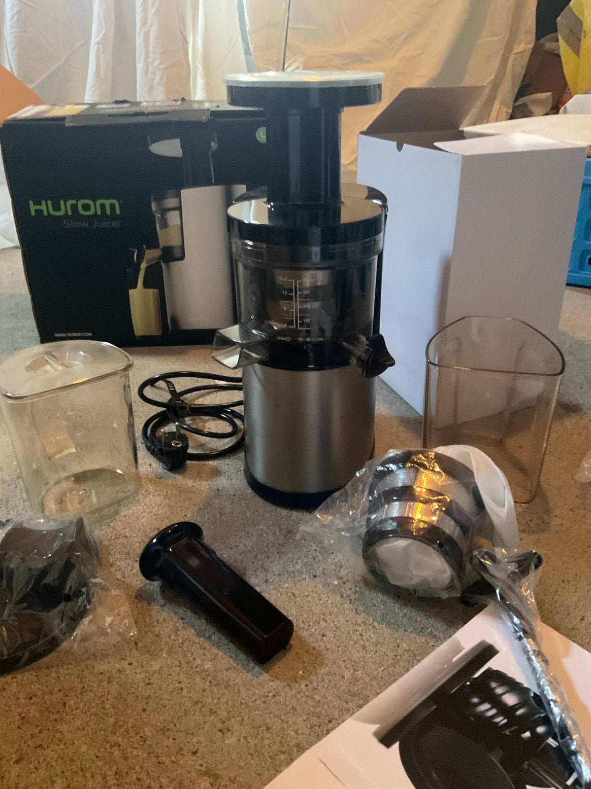 Hurom HF-SBE11 Slowjuicer – 2e Generatie, Zilverkleurig, 1 tot 2 liter, Ophalen, Zo goed als nieuw, 1 snelheid
